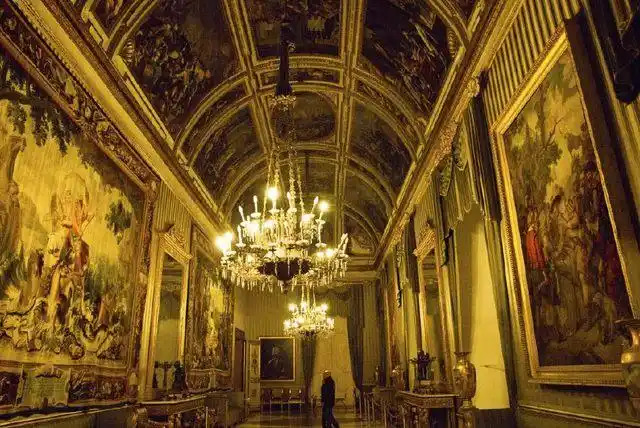 外观朴实内部奢华的那不勒斯皇宫