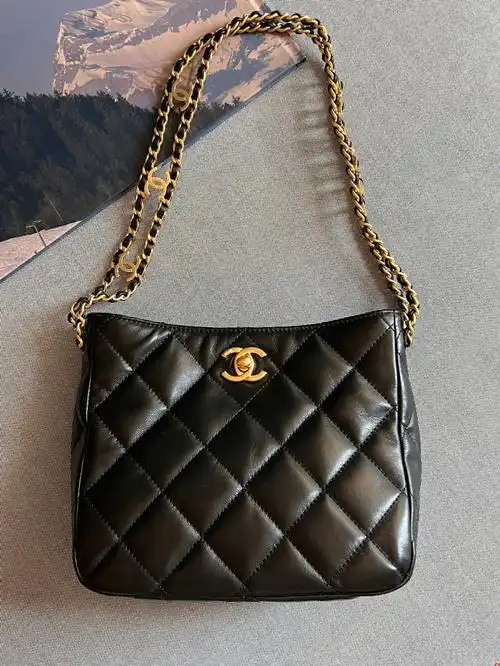 香奈儿chanel22shobo腋下包黑金羊皮