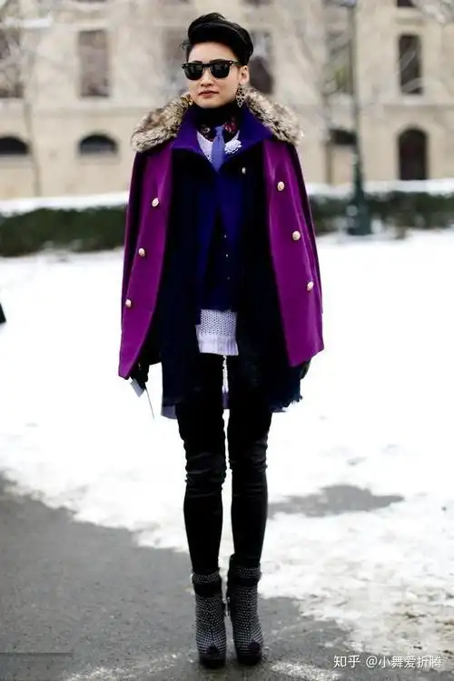 高贵的紫色外套搭配神秘又自带酷感的黑色皮衣,由内而外的散发出女王