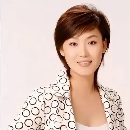 央视美主播郑丽:低调嫁圈外丈夫,37岁生一女,一家三口幸福美满_北京