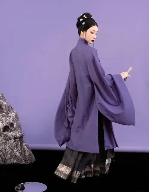 女子的雍容华贵在紫色系列汉服的烘托下如北极紫星熠熠生辉,简单的花