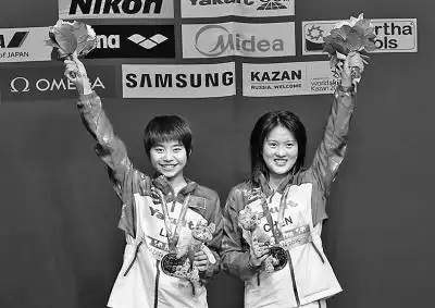 陈若琳(右)和刘蕙瑕站上领奖台.新华社发