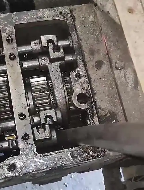 雷沃变速箱拖拉机变速箱高档挂不上咔咔响,我用最省米的方法修理-度小