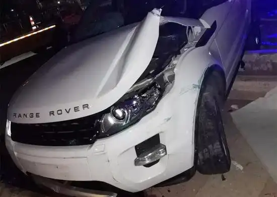 一辆路虎揽胜猛撞前山桥桥墩 珠海交警全城通缉司机