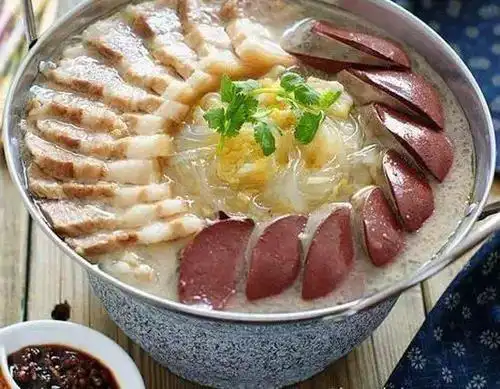 辽宁省凤城市特色美食——酸菜炖白肉血肠