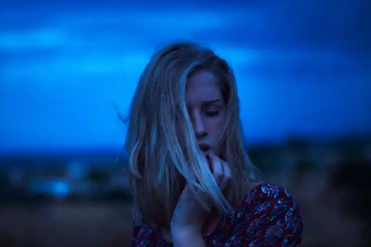 一个人孤独无助的图片高清原图查看