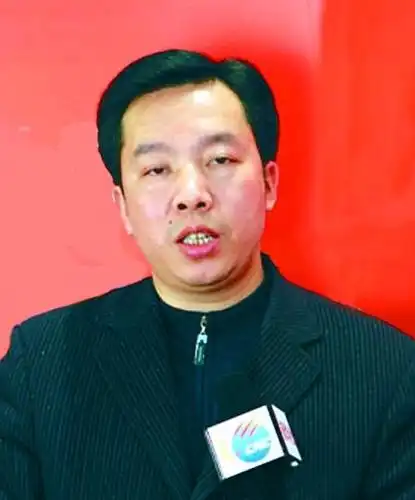 正文   市人大代表,巫山县县长何平   日前,市委书记薄熙来与21位县委