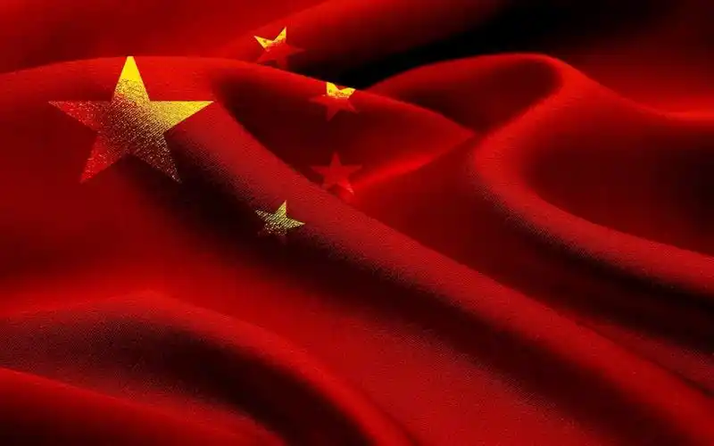 全体起立升国旗奏唱国歌