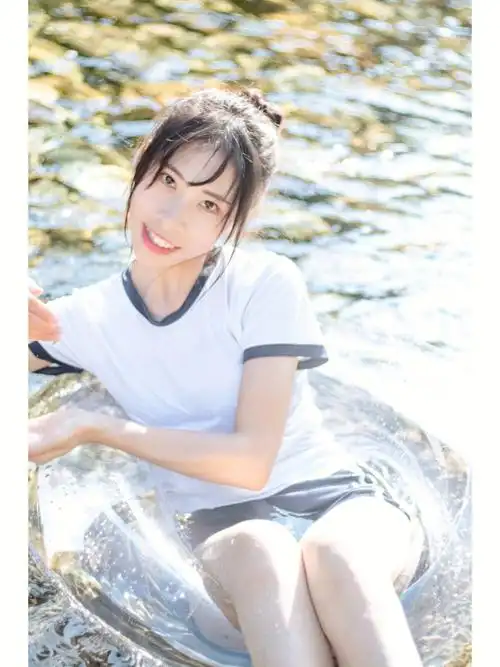 是波光粼粼的夏天啊78泳衣拍照