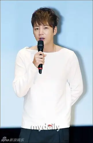 张根硕承认爱上合作女演员 吻戏放入真心