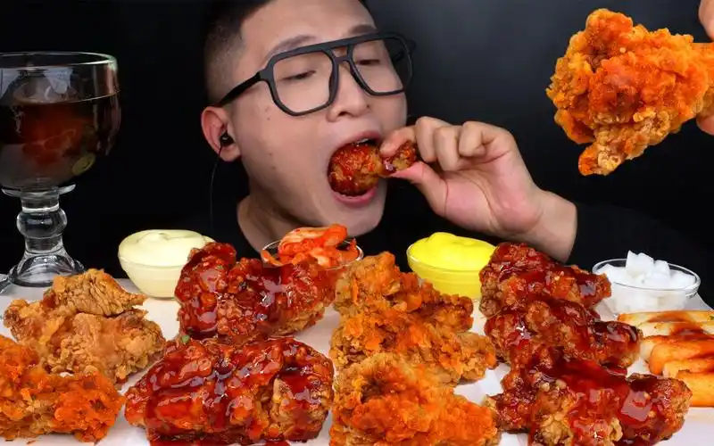 炸鸡配可乐,蘸上解腻酱料,真的好吃到停不下来