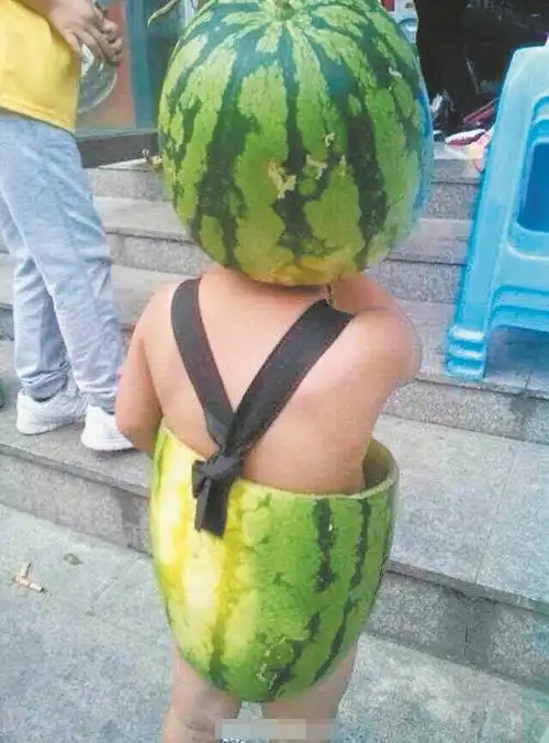 温州街头现西瓜装宝宝 戴瓜皮帽穿瓜皮裤萌翻网友