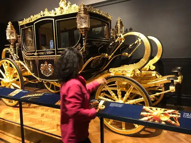 这是一乘最豪华的皇家马车,仔细看,全身都是黄金打造呃!