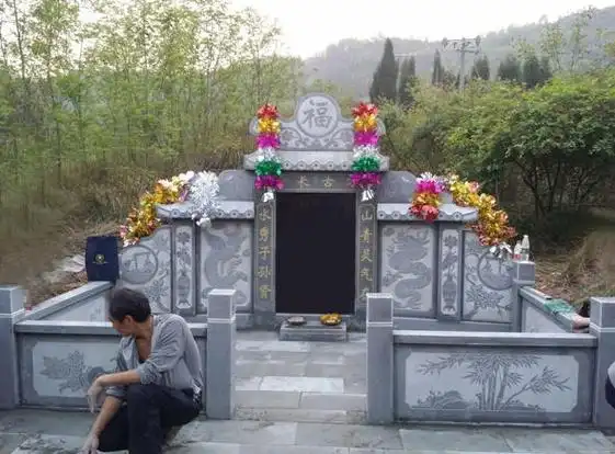 农村怪象:人还在世,就有人给自己提前修好坟墓,这是为啥?