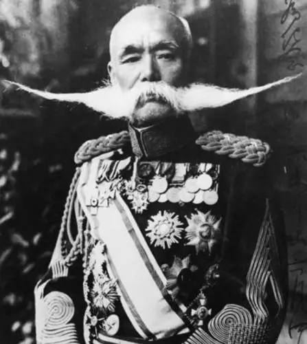 日本名将长冈外史的大胡子太有特点了,行事更是天马行空