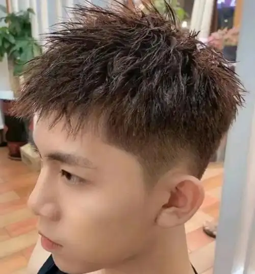 自带立体感的男士烫短发,锡纸烫非常时尚帅气,打造出潮流与个性,非常