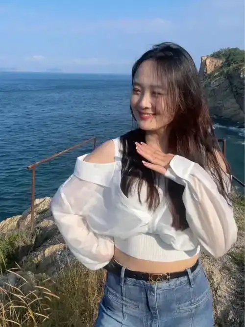 在大海边给大家表演个才艺#生活碎片 #微胖女生 #浅跳一下