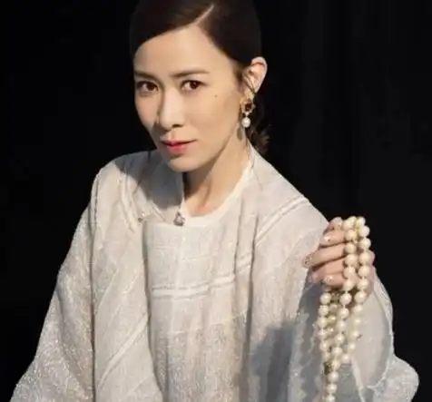 佘诗曼透露刚入行时买股票亏了20多万 年底缴税找朋友借钱过难关