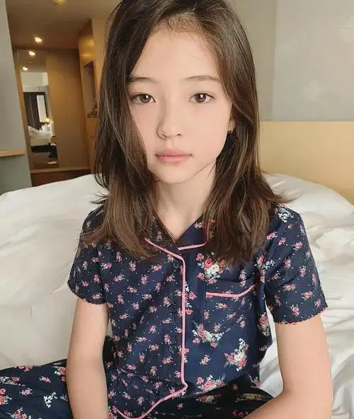 jennie"亲妹妹"ella gross终顶不住"彩妆侵害"?年仅11岁竟刷酸护肤