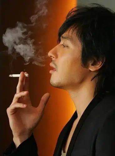 抽烟的男人图片微信男生头像抽烟沧桑男人抽烟头像伤感图片_微信头像