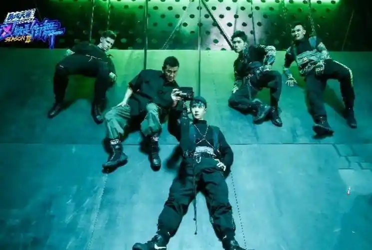 原创王一博录街舞花絮太时尚休息时躺在地上看手机姿势太美不敢看