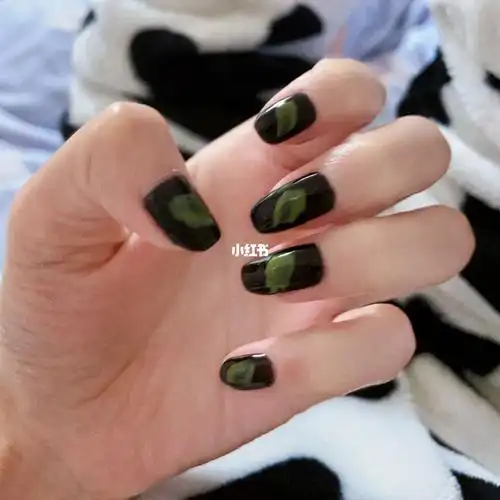 黑绿配色涂鸦甜酷风美甲