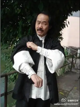 当年是名噪一时的"七小福"成员之一,和成龙和洪金宝是同辈师兄.