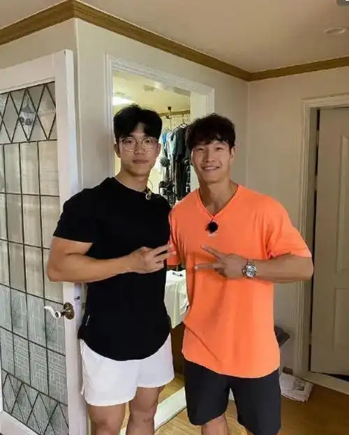 他有男生的肌肉,一边摸着肌肉一边聊天",刘在石说"真讨厌看到你和李