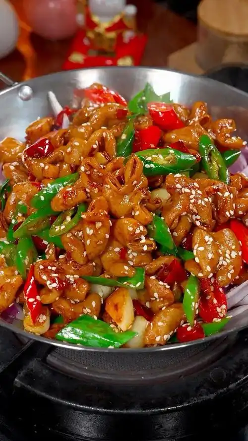 干锅肥肠很多人都喜欢吃,但是自己在家总是做不好,今天分享给您