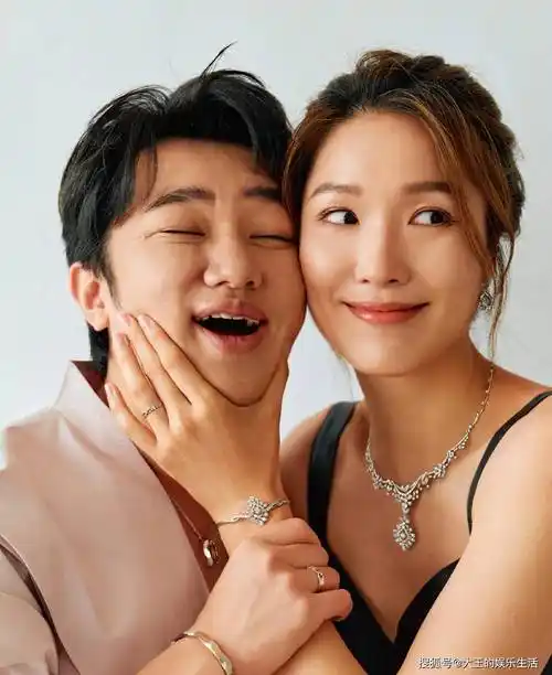 王祖蓝李亚男晒全家福,俩女儿俏皮可爱,老大像爸爸,老二随妈妈