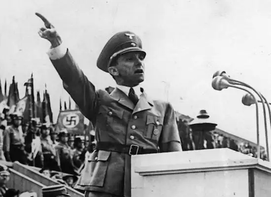 1937年,希特勒这张6人合影照,为何公布后其中一人神秘消失?