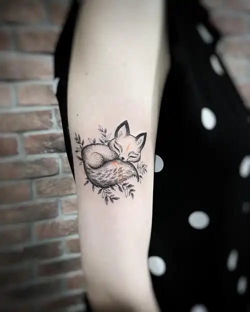 大臂小清新小狐狸纹身图案
