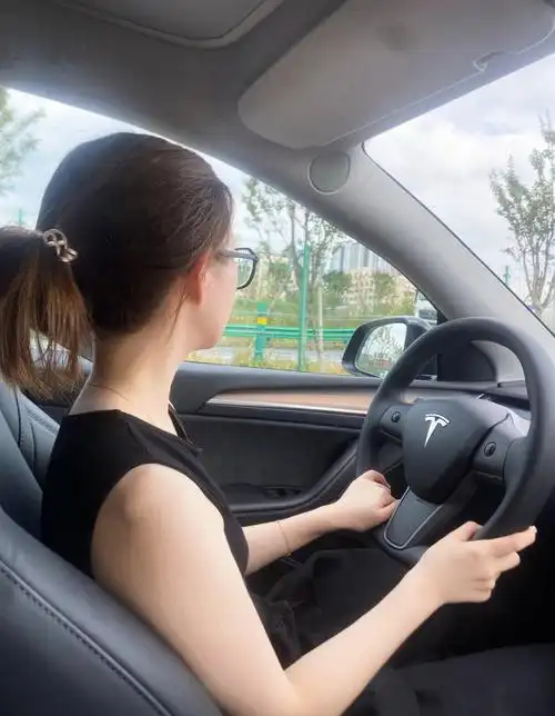 特斯拉女司机开车体验9099