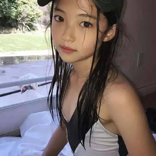 14岁黄多多拍写真走红打扮成熟长腿吸睛网友家长不管