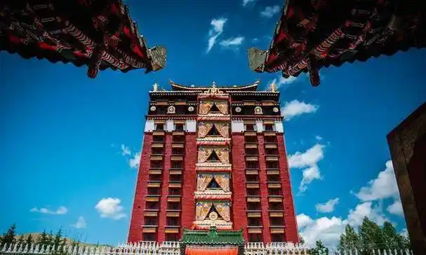 拉卜楞寺成为一个具有6大学院,48座佛殿和昂欠(活佛住所),500多座僧院