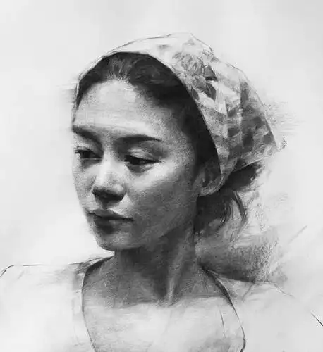 美术教程丨为什么很多人喜欢炭笔绘画的人物头像,看完你就明白了