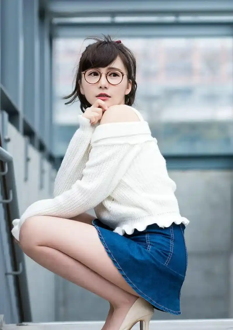 户外人像摄影美图,带着圆框眼睛的青春靓丽女孩.