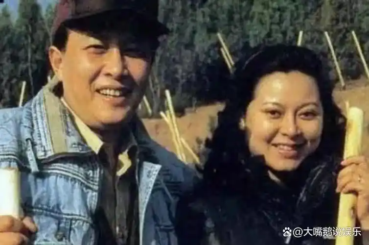 回顾唐国强婚姻前妻35岁除夕夜自杀再娶小12岁妻子相伴至今