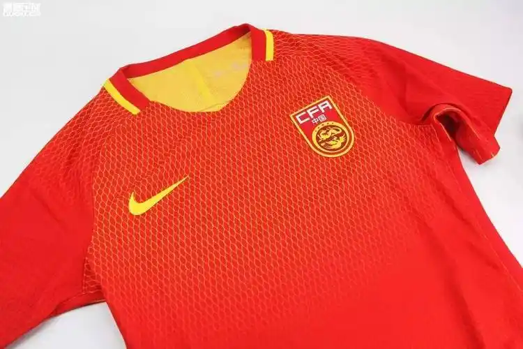 国足的红黄之力中国男足主客场球员版球衣赏析