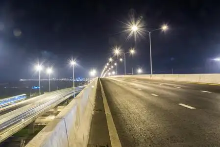 夜间交通.在典型的繁忙的美国城市日落傍晚, 高速公路上的汽车.