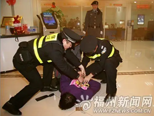 更多"歹徒蒙面抢劫银行的人"搜索结果