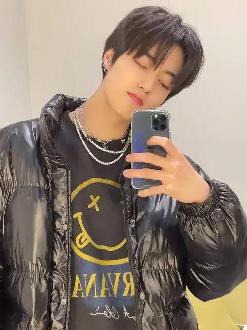 男爱豆对镜自拍大比拼