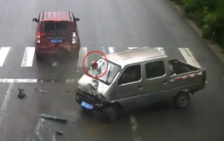 惊悚人头撞出挡风玻璃因未系安全带被瞬间撞出