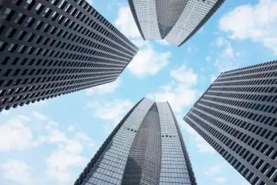 仰拍城市里的摩天大楼