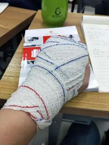 老师给急救员们培训包扎伤口及处理骨折