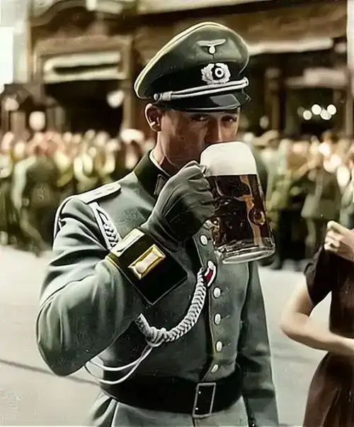 二战期间,举杯畅饮的德国军官,穿制式礼服在街头豪迈地喝着啤酒