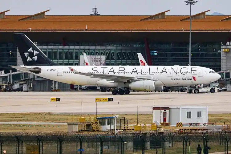 中国国际航空星空联盟彩绘飞机正在推入停机位注册号:b-6093 机型