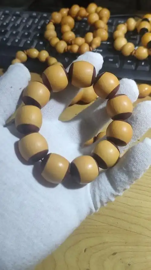 精品葫芦手串,难得的佳品,单个直径2公分左右,全品无瑕疵小葫芦,两边