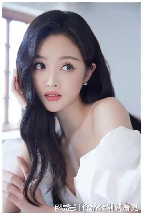 经过一段时间的等待和期待,吴宣仪终于以全新的面貌出现在公众面前.