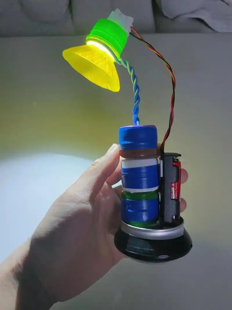 变废为宝作业科技小制作台灯 可可爱爱的明天就要交上去了,拍张照片